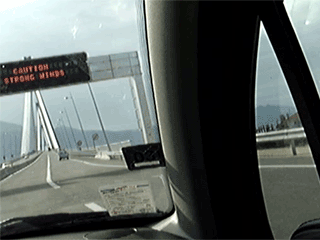 Новый мост через Коринфский залив, впереди - Пелопоннес. Надпись: "Внимание. Сильный ветер"