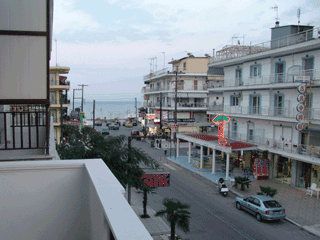 Главная улица Паралии Катерини, вид на море из отеля Хронис
